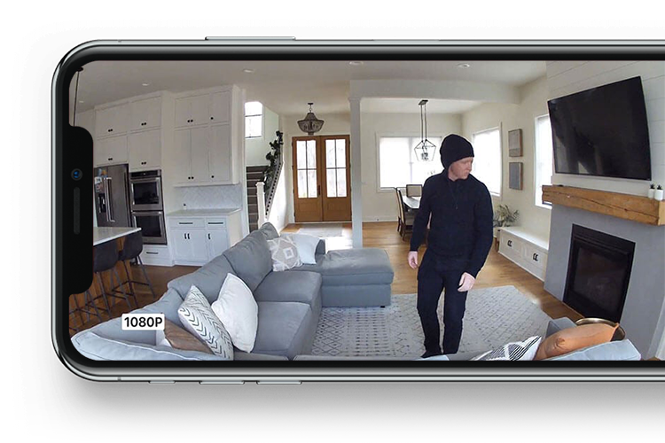 侵入者が家の中にいる映像を表示しているiPhone。