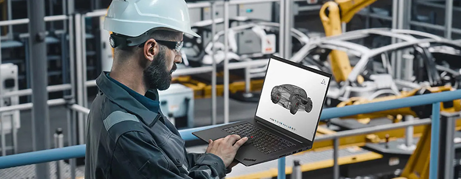 工場でThinkPad P1を手のひらに載せて自動車の3Dデータを見ている男性