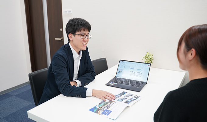 製品の説明をするほしなさん
