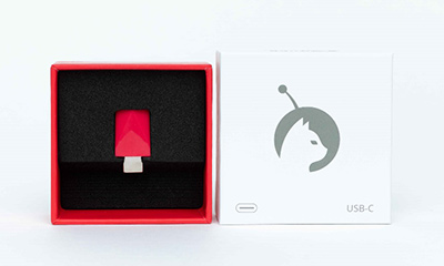 USB Type-C版のLuna Displayは「USB-C」と書かれた白いパッケージの箱の中に入っています。