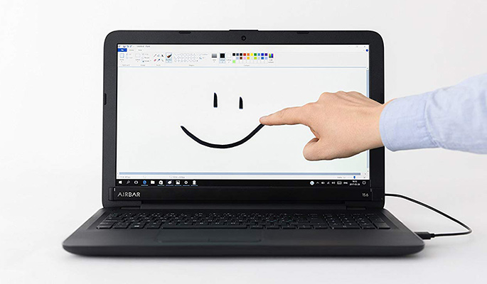 AirBarを装着したPCで指を使って絵を描いている写真