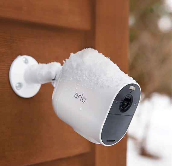 雪をかぶったArlo Essentialカメラの写真