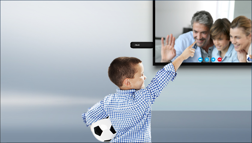 ASUS VivoStickを挿したテレビに子供が指さしてる画像