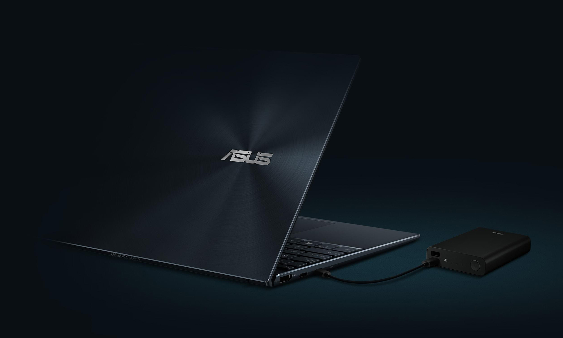 USB-Type Cポートを使って充電するZenBook 13の画像