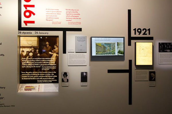 展示スペースでGeChicモバイルモニターを設置して映像を表示している写真