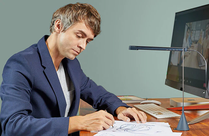 男性が書いているイラストをTOTEM 120のドキュメントモードで映している様子。