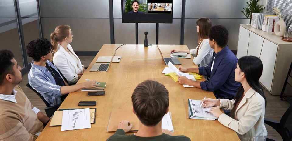 ビジネス会議中の人々とテレビ会議のスクリーン。