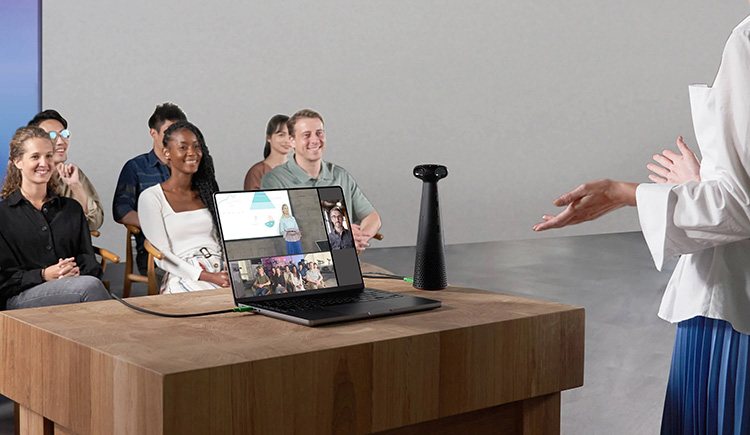 話し手と聞き手を映すTOTEM 360が話し手のテーブルに置かれています。