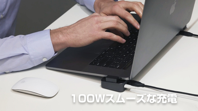 J-CubeのポートからMacbook Proを充電している写真