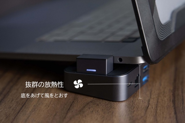 J-Cubeにより、MacBook Proの下に風通しの良い隙間ができていることを示す写真