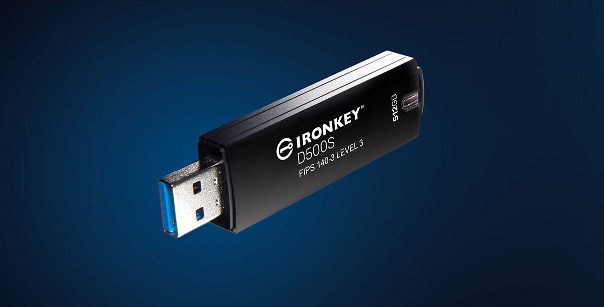 青い背景の中にある IronKey D500S