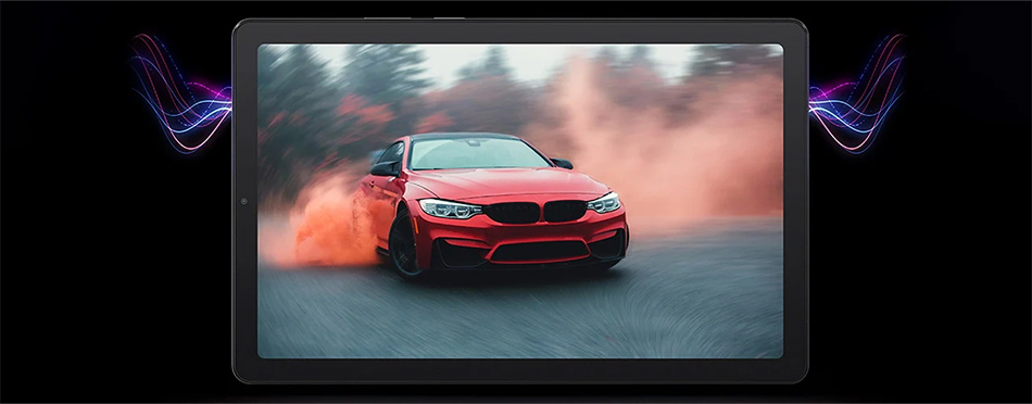 Lenovo Tab M9に映る高速でドリフトしている車の映像と、タブレットの横から多様なサウンドが出ているのをイメージさせる画像です。