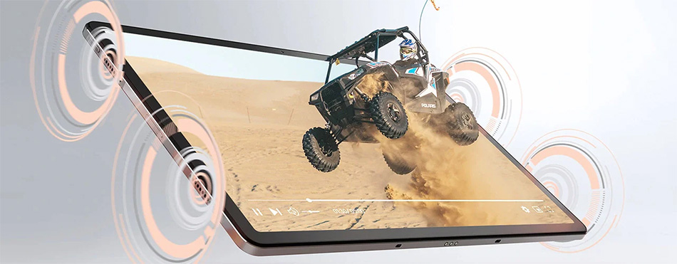 砂漠でレースをしているオフロード車がディスプレイ上に表示されている様子が描かれています。ディスプレイは現代的な薄型のタブレットで、画面上でオフロード車が砂を巻き上げながら激しく動いているシーンが再生されています。また、ディスプレイの前面には音波を示すグラフィックが描かれており、ディスプレイの高性能さや、動画の臨場感を強調しているように見えます。