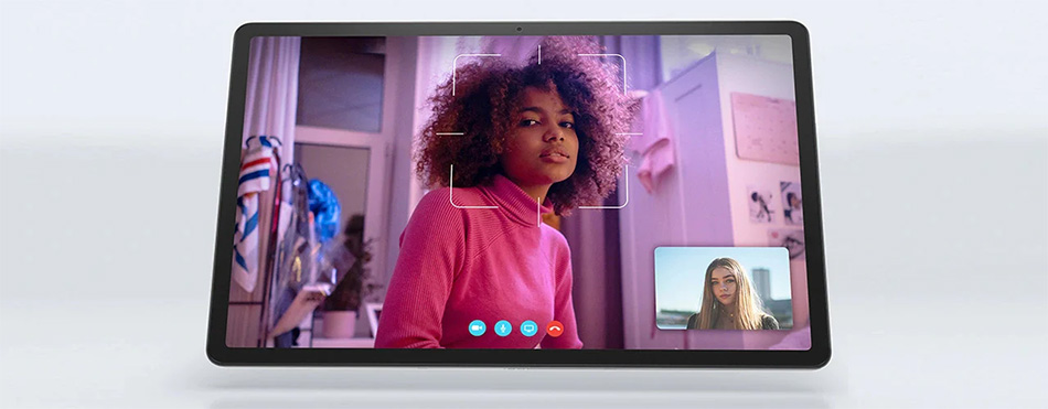 ビデオ通話を表示しているタブレットの画面。メイン画面にはピンクのトップスを着た若い女性が大きく映っており、画面の右下の小さいウィンドウには別の若い女性が映っている。通話操作のためのアイコンが画面下部に並んでいる製品写真