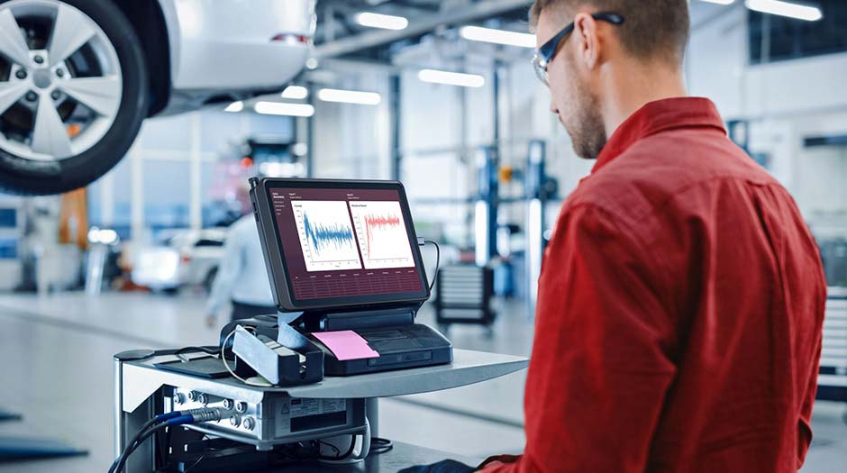 自動車修理工場の技術者が、Lenovo ThinkTab X11タブレットのデータを分析している様子。