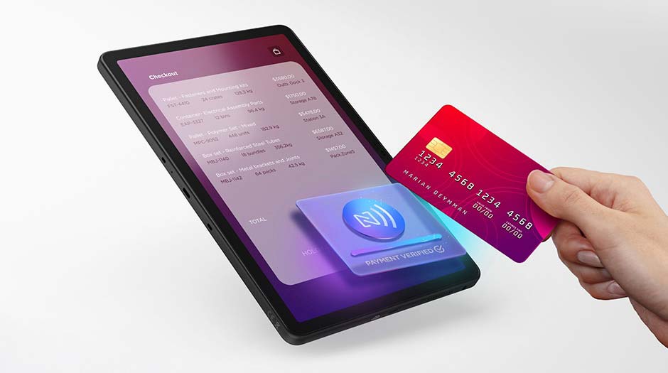 Lenovo ThinkTab X11タブレットで取引を行うために、クレジットカードを手に持っている様子。