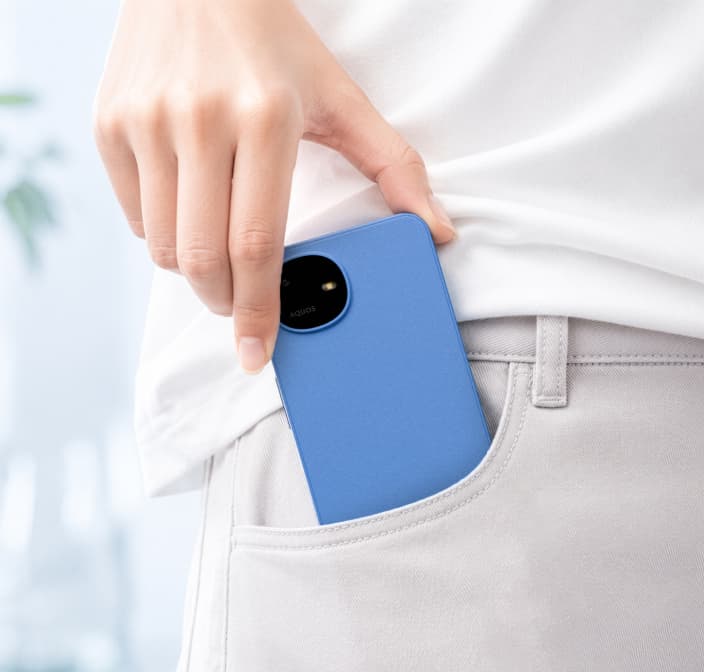 フレームに金属部材を採用したAQUOS wish6のボディ