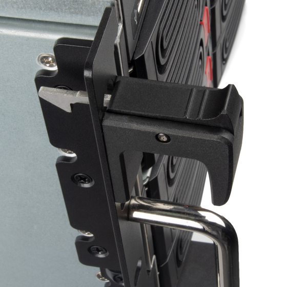 Auto-lock handle for convenient fixation of chassis into rack cabinet