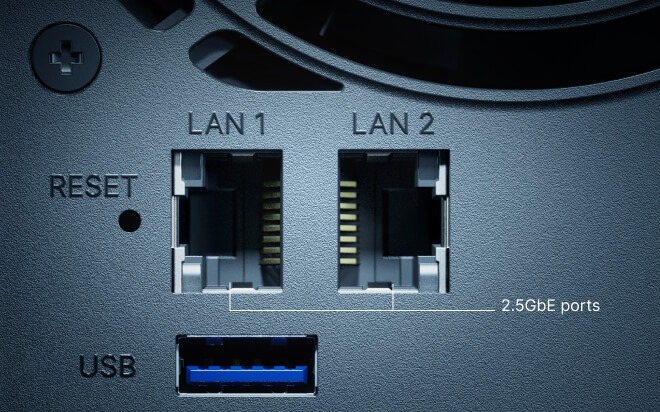 DS925+の背面に並ぶ2基の2.5GbE LANポート