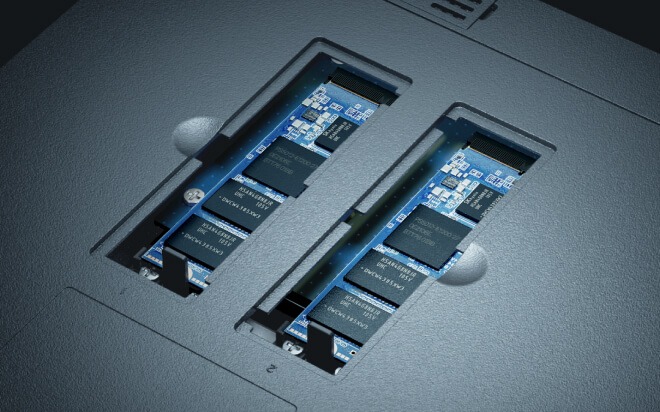 DS925+の底面にある2基のM.2 NVMe SSDスロット