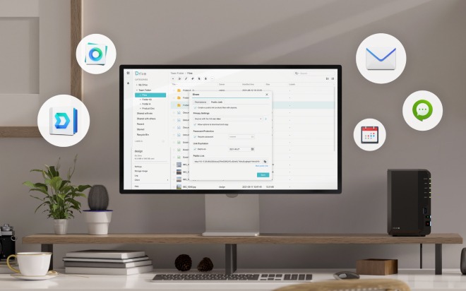 デスク上のモニターにSynology Driveのファイル共有画面を表示し、傍らにDS225+本体を置いた利用イメージ