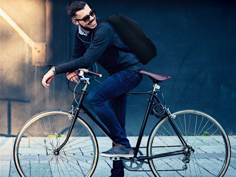 TBB586GL 自転車で通勤する男性