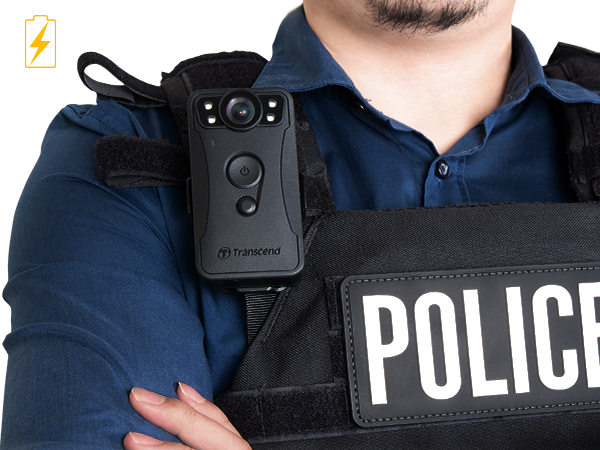 カメラを装着した警察官の写真