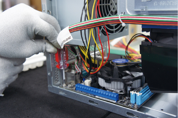 サーバーの電源からのケーブルを挿している様子