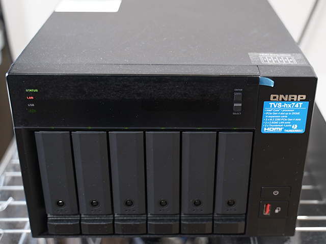 設置されたTVS-h674T-i5-32Gの写真。