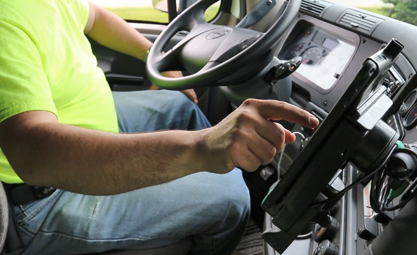 運転席でタブレットを操作するドライバー