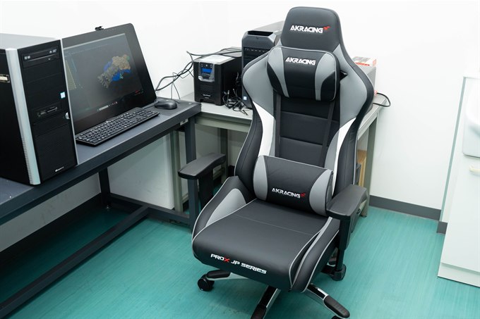 実験室に設置されたAKRacing Pro-X JP グレイ