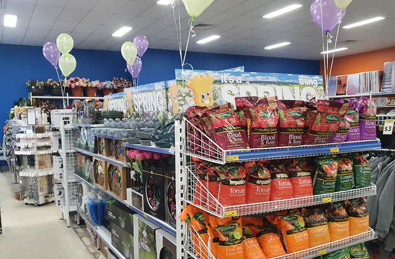 Cheap as Chips の店内。季節商品が並ぶ売場