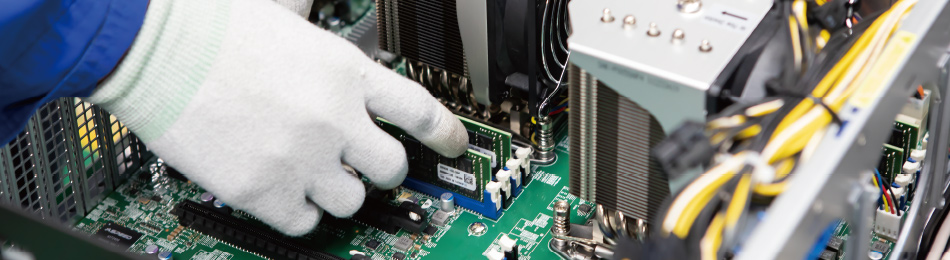 自社工場でメモリを組み付けるキッティング作業