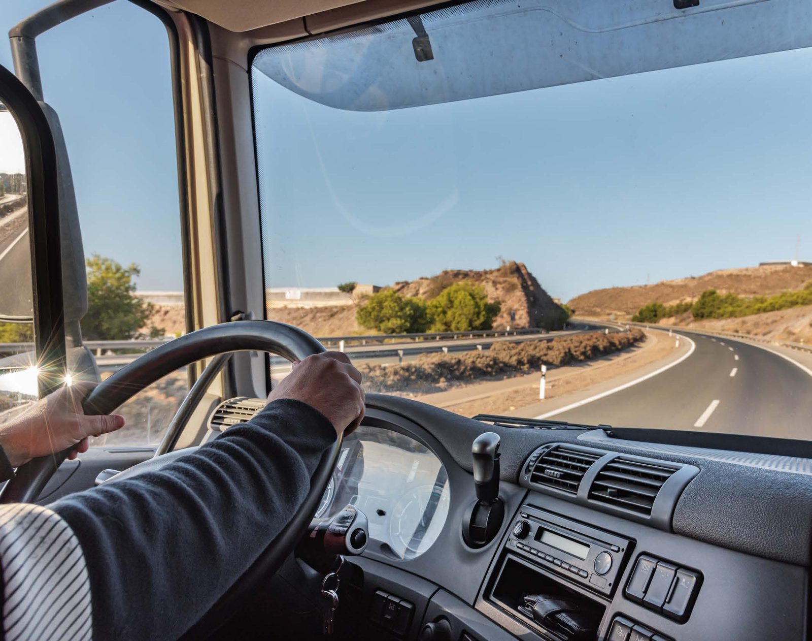 トラックを運転するドライバーの車内風景