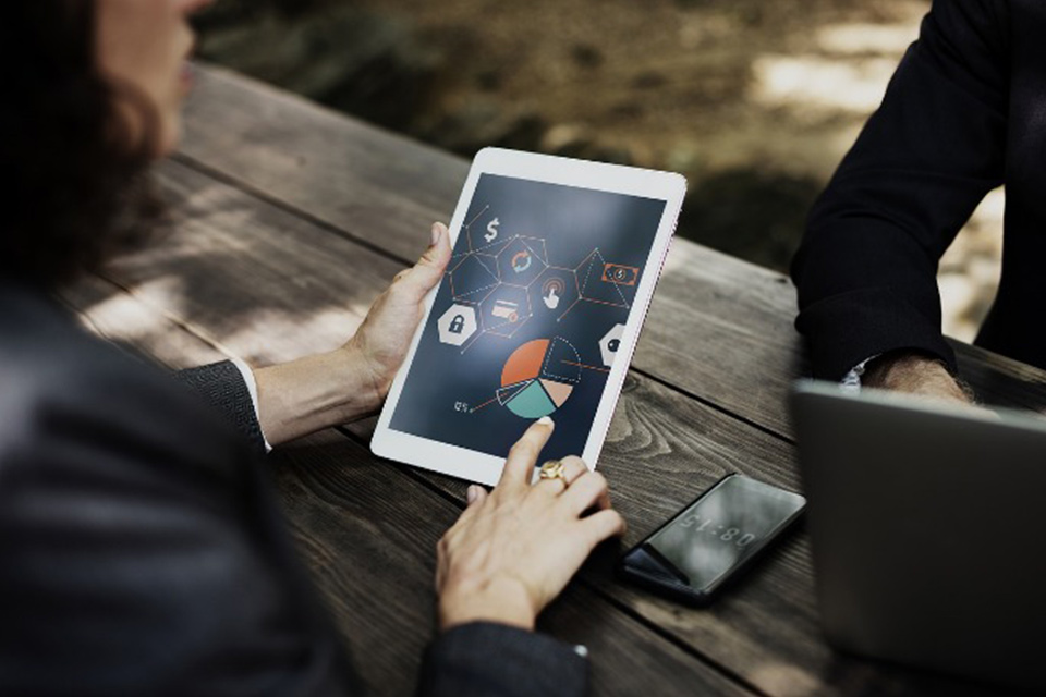 電池切れで業務に支障も タブレットの電力消費を抑えるには テックウインド株式会社