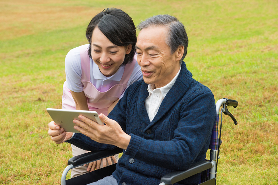 介護現場のレクリエーションのマンネリ化を防ぐタブレット