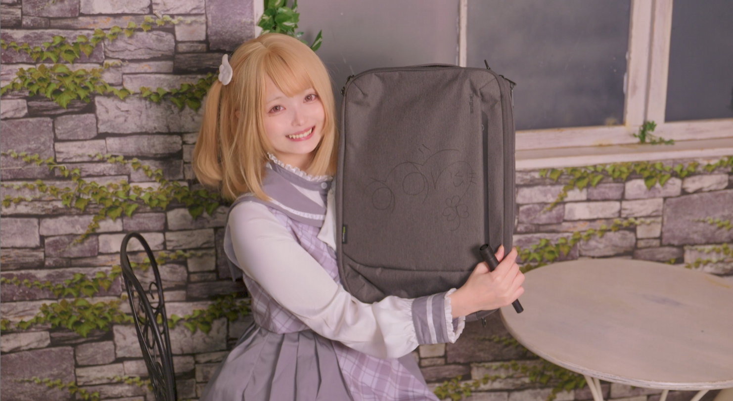 Targusバッグを持つすずらさん