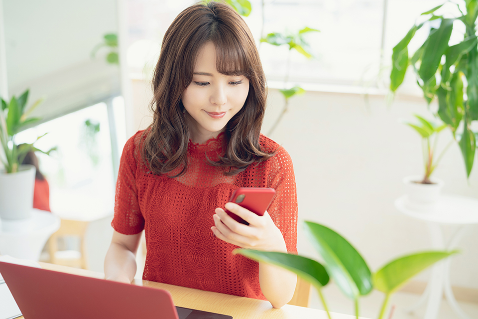 スマホを見つめる女性